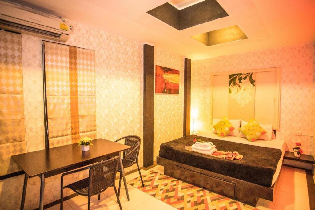 Long Beach Hotel Patong Exterior foto
